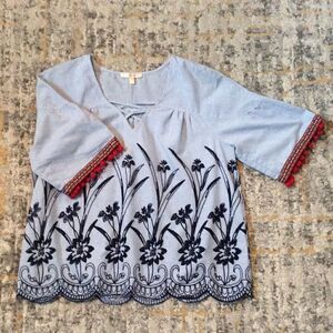SKIES ARE BLUE SUPER CUTE EMBROIDERED TOP! SIZE S